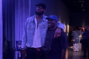 詹姆斯晒与画家合影：恭喜我的兄弟！我为你无比骄傲 感谢邀请