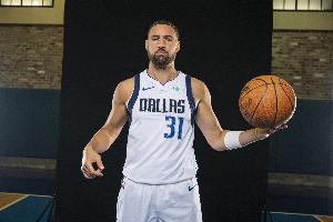 先上来跑跑！克莱首节出战5分钟 3中1&罚球2中2得到4分