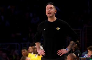 湖三崩？在本赛季季前赛的5场比赛中 湖人在第三节场均净负13.2分