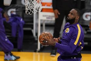 文胖：考虑到詹姆斯休赛期言论 若湖人开局不理想他也非不可交易