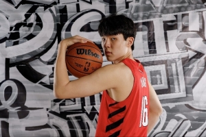 媒体人：6犯离场憋屈 瀚森就是要一直和自己较劲儿 小孩哥太逗了