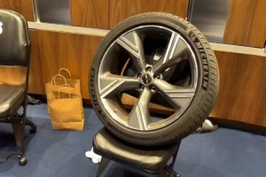 又塞爆米花又被卸轮胎！博纳因不听恩比德的话 被队友整蛊