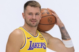 填满数据栏！东契奇上半场8中4得到16分4板7助1断1帽 罚球8中6