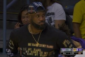 记者：詹姆斯在替补席上坐立不安 他向空中抛球暂停时还起来运球