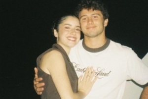 腻在一起！内维斯20岁演员女友晒多张合照：过去几周的镜头之下