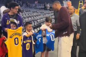 😦威少给小球迷的球衣签名 签了雷霆和火箭的唯独略过了湖人的