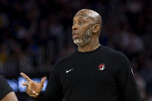 比卢普斯：我们有7个首发级别球员 除今天首发外还有格兰特亨德森