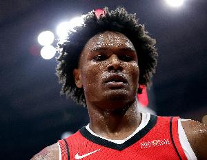 三分空位多但一个没进！阿门半场三分5中0  拿到10分4助