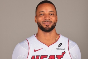 得分手！鲍威尔半场9中4&三分4中2拿13分5板2助 首节11分