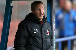 鲍耶回忆遭遇空难：消防员告诉我们，如果再晚一分钟飞机就会爆炸