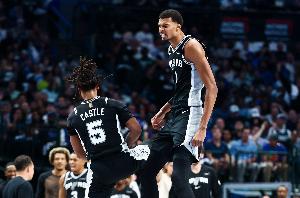 名记：浓眉是历史最佳防守人之一 但文班把他打得像个路人甲