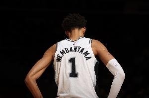 媒体人：文班太夸张了 弗拉格天赋&独行侠身高在他面前不值一提