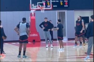 是真的想念你！范弗里特指导球队挡拆训练 腿上未带明显护具