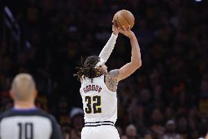 🥵停不下来！戈登追身三分再中！8中8创个人生涯单场三分纪录！