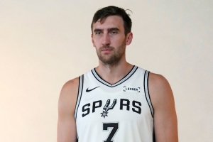 又加高塔！科内特9中6贡献14分12板4助 拼下平生涯最高的9前场板