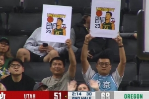 有心了！俄勒冈大学比赛现场有同曦球迷为林葳加油助威