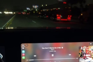 避开早高峰！詹姆斯晒凌晨开车自拍 车内播放劲爆音乐