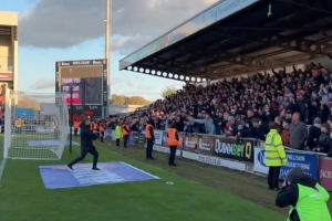 农夫三拳！威尔希尔取得执教卢顿后的首场胜利，赛后谢场