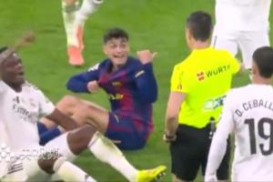 佩德里过掉卡马文加后趟大放铲染第2黄 投诉卡马文加拉他球衣🧐