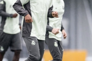 😄心情很不错！贝林厄姆晒雨天训练照：新的一天到来啦