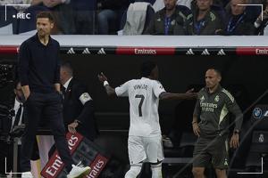 谁的问题🤔世体：维尼修斯被换下时爆发很正常，他明明踢得很好