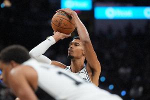 只能说不温不火！文班亚马半场10中5得到14分9板4助 没有盖帽