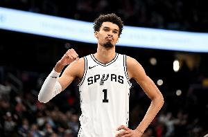 关键时刻展现防守统治力！文班亚马23中10轰27分18板6助1断5帽