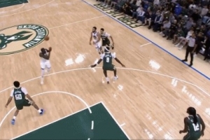 血亏！库里传球击中追梦弹回后自己投进但无效 后者返回更衣室