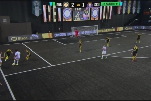 秀脚法！马塞洛国王联赛脚后跟磕球过人