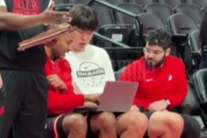 👀小吧在NBA杯现场捕捉到杨瀚森 他与助教交流已经不需要翻译啦