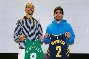 安德鲁-内姆哈德晒兄弟交换球衣照：首对在NBA打球的加拿大兄弟