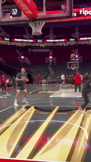 杨瀚森与偶像同框！开拓者记者Casey晒赛前热身视频：老将/新秀