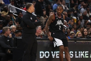 莱昂纳德：我们第四节领先10分被追平 保持优势是需要改进的环节