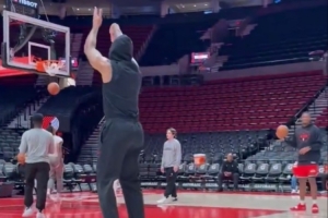 恢复进展顺利！利拉德参加投篮训练 运球干拔三分准度仍在