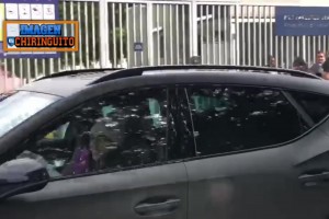 女友上下班接送💞妮可在巴萨训练结束后接回了亚马尔