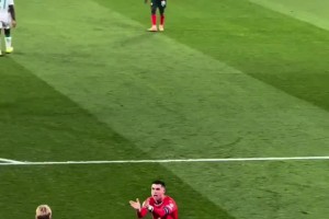 对胜利的渴望！C罗点球被扑后赶紧捡球帮对手摆好