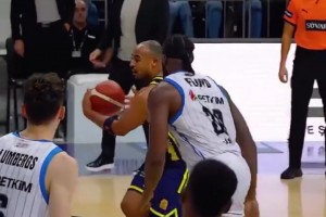 反篮GOAT！霍顿-塔克这个不看框上篮真的太骚了