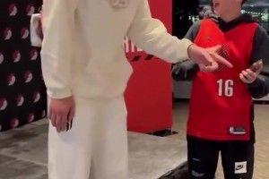 这个粉红小书包已经成为杨瀚森的固定装备了吗😂