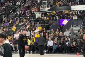 场下观战手痒啊🤣暂停期间，东契奇跑上场偷练花式打板投篮~