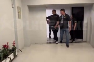 始终是球迷们的心头好！桑托斯球迷为内马尔加油打气！