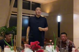 😂巩晓彬晒巴特尔饭桌献唱：欣赏一下草原歌王巴特尔的抒情歌曲