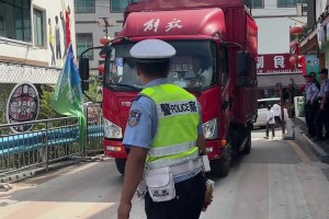 这个抢断神兵天降，观众和队员的欢呼的氛围拉满了...