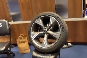 76人是真会欺负新秀啊，车里塞满爆米花就算了，还把车胎拆了