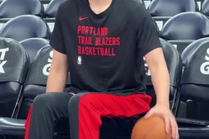 无时无刻不在练习👌杨瀚森坐在板凳席上，还一直在运球找球感~