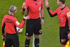 身材走样但球技还在！大罗：小小机器人，随便一脚弧线就进了~