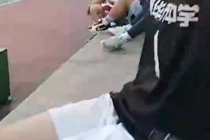 好家伙，看这腿毛我还以为是男的，结果竟是小姐姐🙊