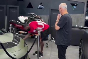 足坛金凯瑞！这位球员的踢球方式真是让人过目不忘！