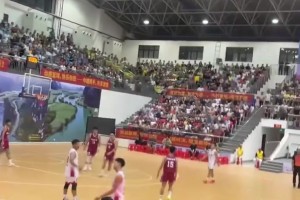 伤没好，悠着点吧！😂欧文训练时想和浓眉单挑，被基德及时制止