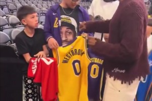 唯独不签湖人！威少给球迷签球衣，对昔日球队的喜恶显而易见😂