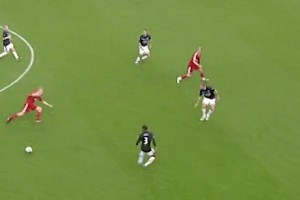 如此苏超怎能不爱！无锡队球员一路猛抢，最后被爆头赢得球权👍